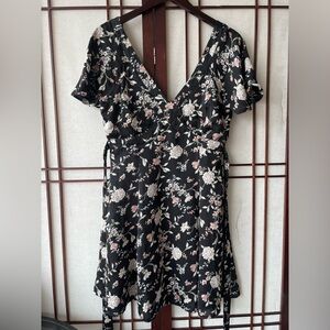 Sadie & Sage floral cap sleeve dress size medium in fair worn condition 🖤